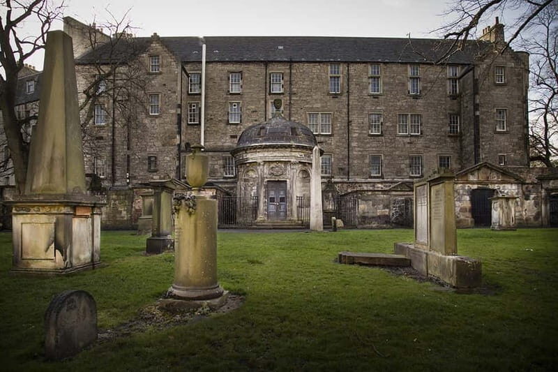 Edinburgh: Full-Day Walking Tour with Edinburgh Castle - Transition to the Historic Old Town