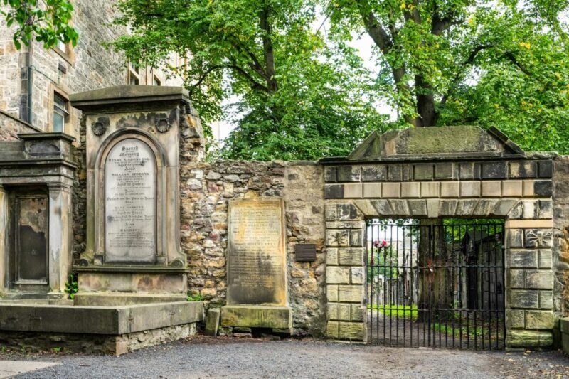 Edinburgh: Haunted Underground Vaults and Graveyard Tour - Why This Tour Works Well