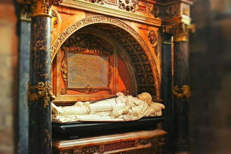 Edinburgh: Monsters of The Royal Mile - A Dark History Tour - Key Points