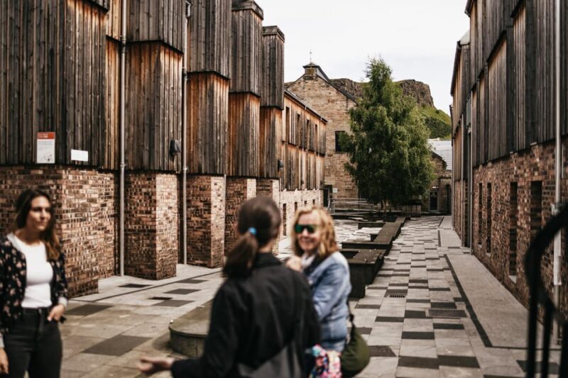 Edinburgh: Old Town Guided Walking Tour and Beer Tasting - Group Size & Atmosphere