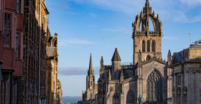 Edinburgh: Old Town History Walking Tour - Exploring Edinburghs Most Famous Spots