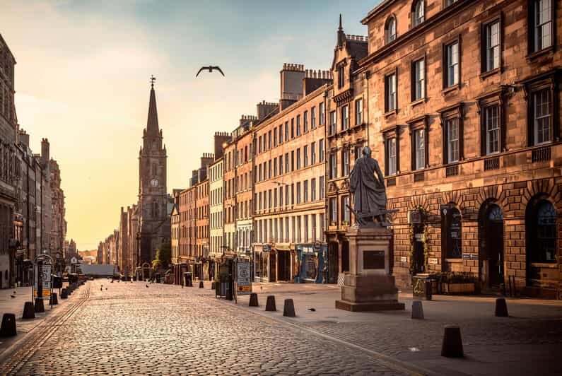 Edinburgh: Old Town Private Walking Tour with Historian - Major Landmarks and Hidden Corners