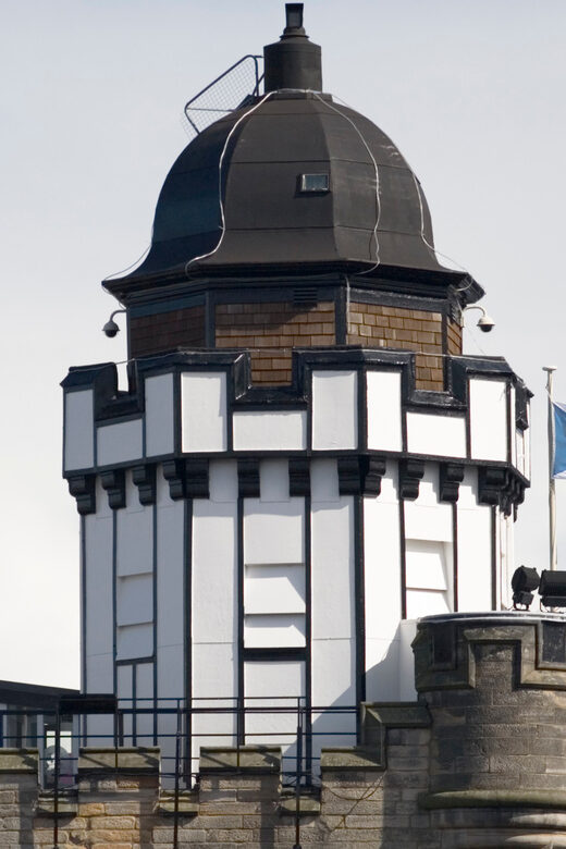 Edinburgh: Old Town Walking Tour with an APP - Key Points