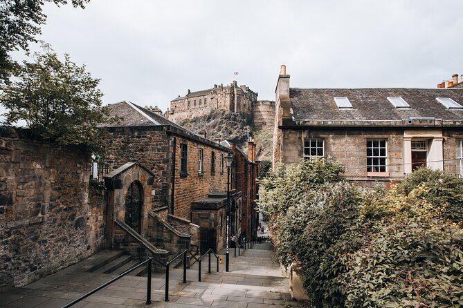 Edinburgh: Old Town's Highlights Walking Tour - Key Points