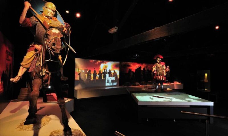 Edinburgh: Rosslyn Chapel and Hadrian's Wall Tour in Spanish - Departure and Rosslyn Village