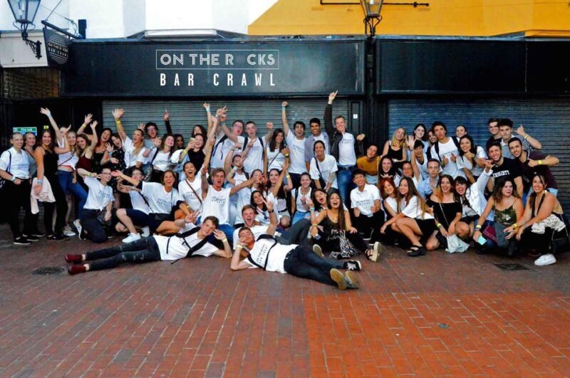 Edinburgh's Best Bar Crawl: Free Shots, Discounts, Photos - Key Points