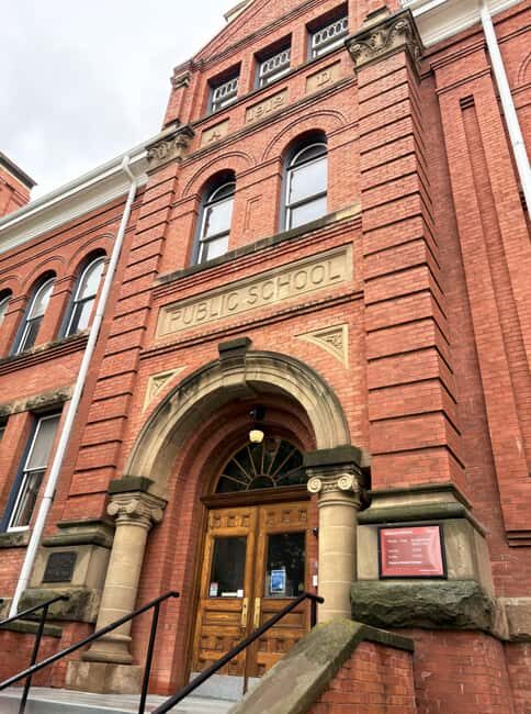 Edmonton: 3-Hour City Highlights Walking Tour With Guide - The Flow and Content of the Tour