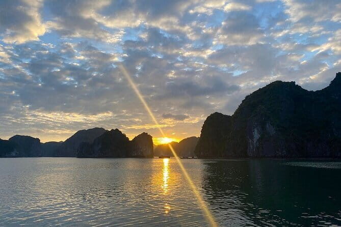 Enjoy a romantic sunset on Halong Bay with a Luxury Private Yacht - Enjoy a Romantic Sunset on Halong Bay with a Luxury Private Yacht