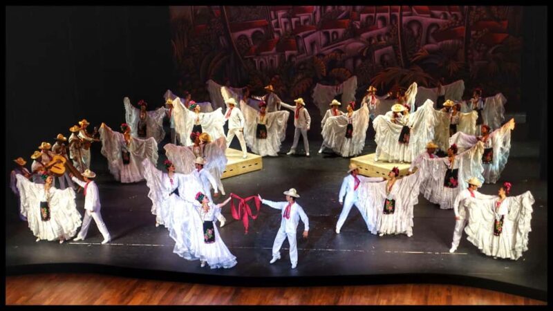 Enjoy the Folkloric Ballet at the Palacio de Bellas Artes - Key Points