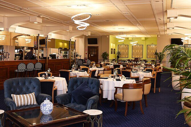 Entrancing Magic and Storytelling at Castlereagh Boutique Hotel - Food and Drink: A Toast to the Night