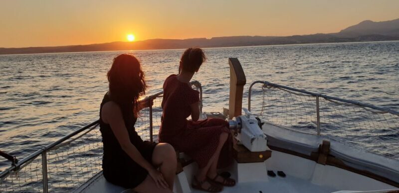 Estepona: Sunset boat trip & Cava & Tapa - Key Points