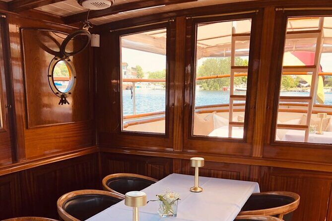 Evening aperitif tour aboard the motor yacht Fitzgerald - What the Experience Entails