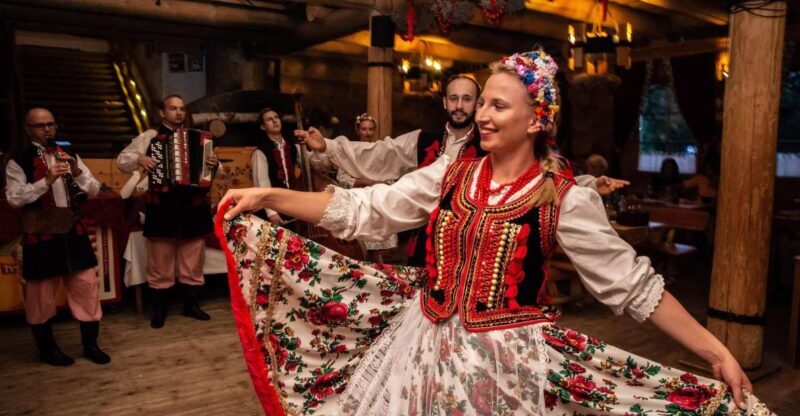 Evening Folk Show, singing, dancing and delicious food! - Who Will Love This Tour?