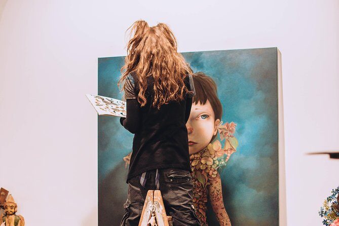 Exclusive gallery walk in Barcelonas art district - FAQ