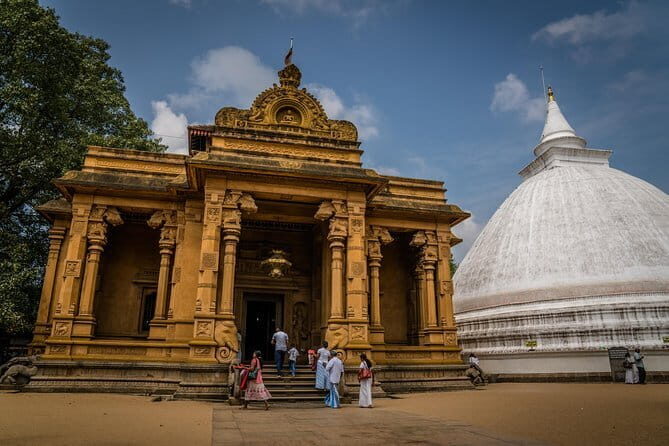 Exclusive : Historical Temple in Colombo countryside by TukTuk - Key Points