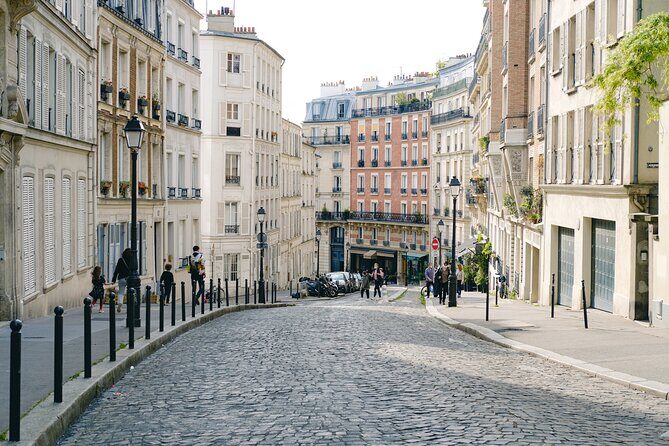 Exclusive Walking Tour In Montmartre With Local Guide - Exploring Montmartre with Ezrah: a detailed look at the tour