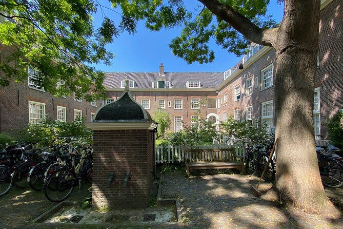 Explore hidden streets with friends - Private Tour - What Makes This Tour Stand Out?