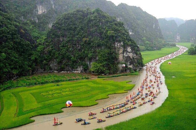 Explore Hoa Lu, Tam Coc/Trang An, and Mua Cave in a full-day tour - Discovering Hoa Lu: The Ancient Capital
