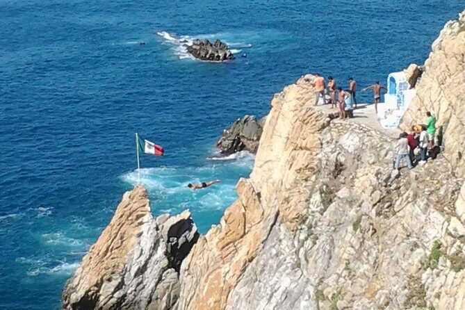 Express High Cliff Drivers at Acapulco - An In-Depth Look at the Acapulco Cliff Diving Tour