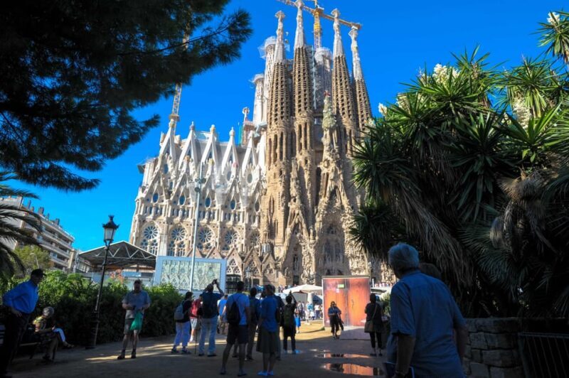 Fast Track: Sagrada Familia & Barcelona Full-Day Tour - Key Points