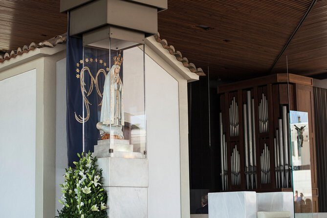 Fatima Nazare and Obidos Full Day Private Tour - Starting the Day at Fatima: The Spiritual Heart of Portugal
