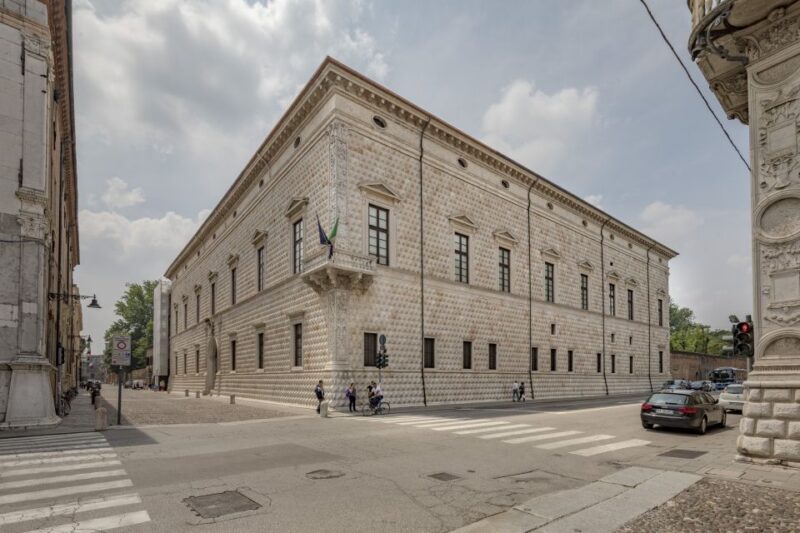 Ferrara: City Highlights Walking Tour with Local Guide - Strolling Through Parks and Monuments