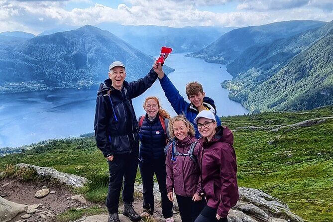 Fjord Hiking - Public tour - The Group and the Experience