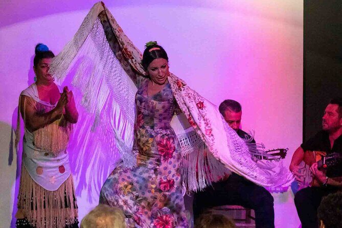Flamenco show at the foot of the Giralda in Seville - Key Points