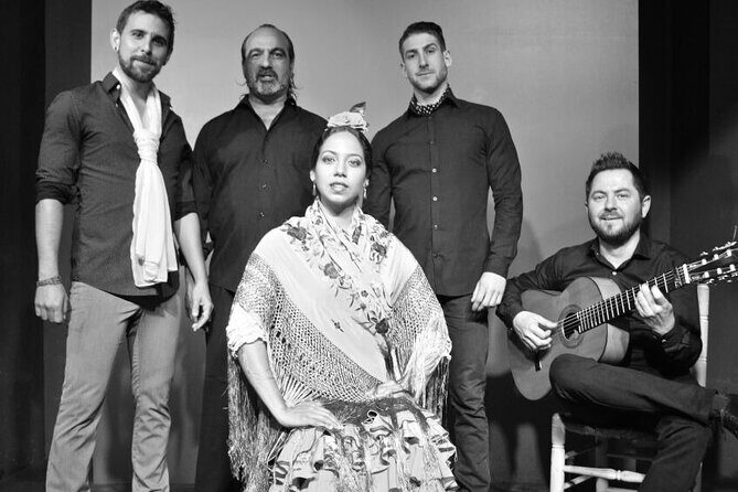 Flamenco show at the foot of the Giralda in Seville - Authenticity and the Pros and Cons