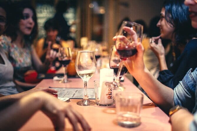 Florence Pub Crawl in the Old Town - The Experience: From Squares to Street Bars
