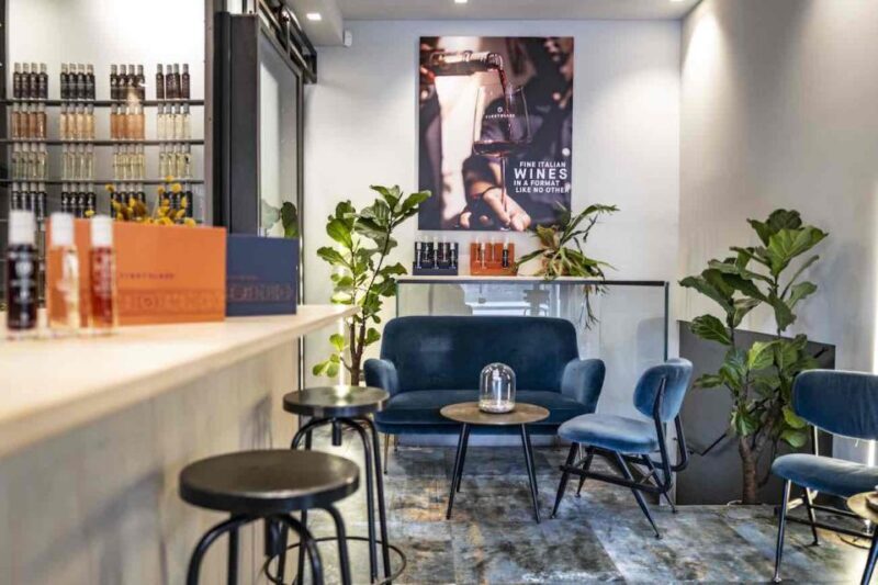 Florence: Wine-tasting Experience in Front of Ponte Vecchio - The Location and Atmosphere