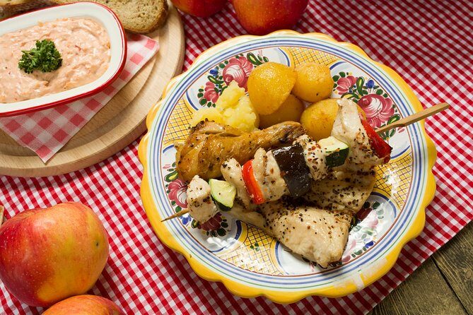 Folklore Dinner with Unlimited Drinks 4course Menu - Who Is This Tour Best For?