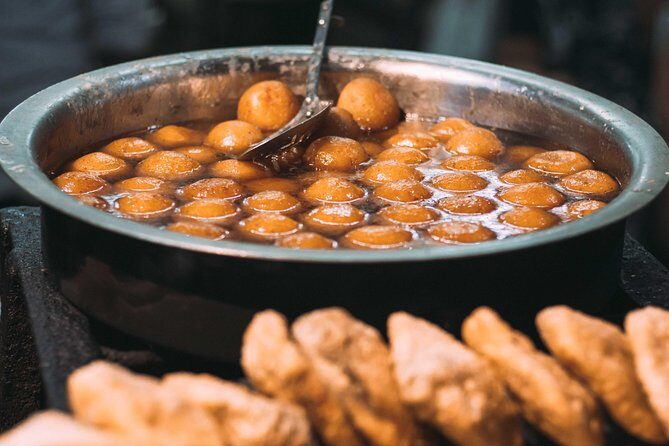 Food Walk tour of Old & New Delhi with a local guide - Itinerary Breakdown: Exploring Delhi’s Culinary Hotspots