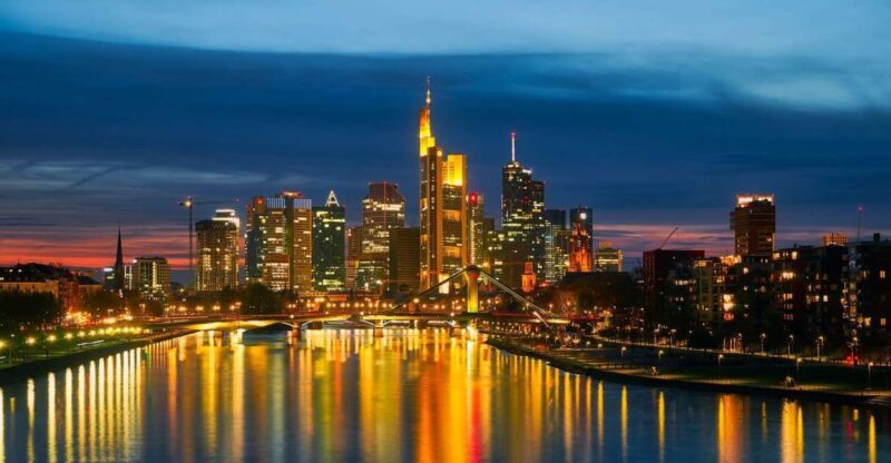 Frankfurt: Classic Public Walking Tour - Key Points