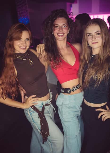 FREE fun explorers pub Crawl with OPTIONAL 1 hour open bar - Key Points