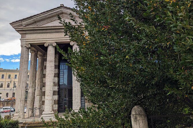 Free Urban Trekking with an Archaeologist - The Experience: What You Can Expect