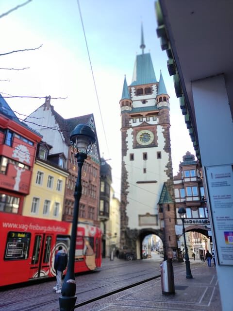 Freiburg im Breisgau: old town group walking tour Italian - Martins Gate and Münsterplatz