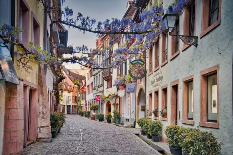 Freiburg im Breisgau: old town group walking tour Italian - Schwabentor and Augustinerplatz