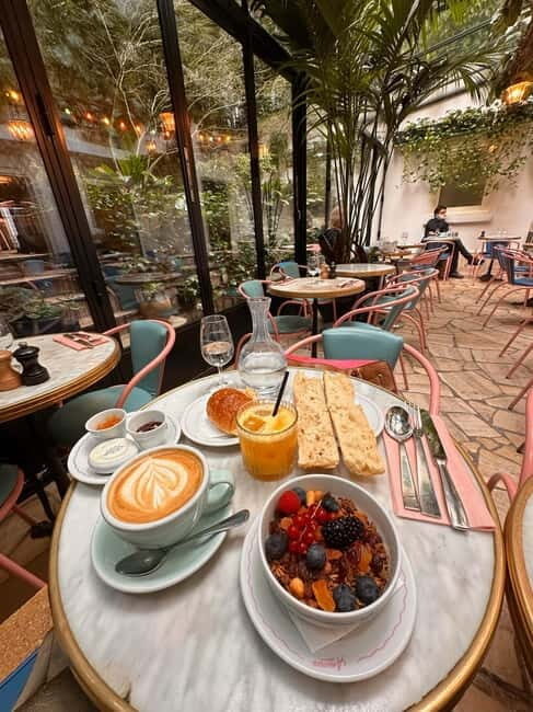 French lessons over a typical breakfast at the foot of Montmartre - A charming setting at the Hôtel Amour veranda