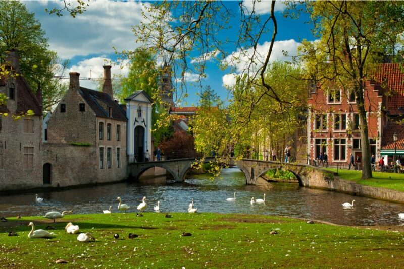 From Amsterdam: Day Trip to Bruges in Spanish - FAQ