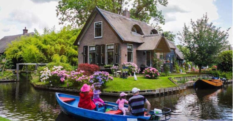 From Amsterdam: Giethoorn Guided Day Trip with Canal Cruise - An Introduction to the Giethoorn Experience