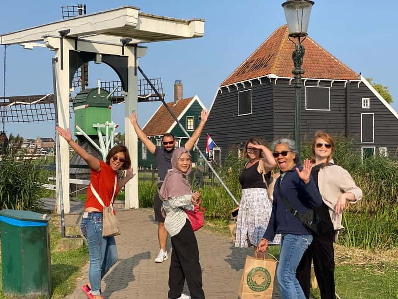 From Amsterdam: Keukenhof Tulips, Windmills & Volendam - The experience: a true Dutch story