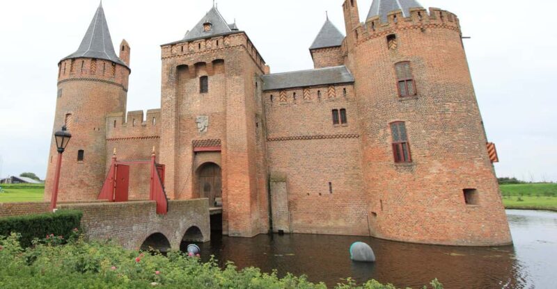 From Amsterdam: visit Zaanse Schans, Muiderslot and more! - In The Sum Up