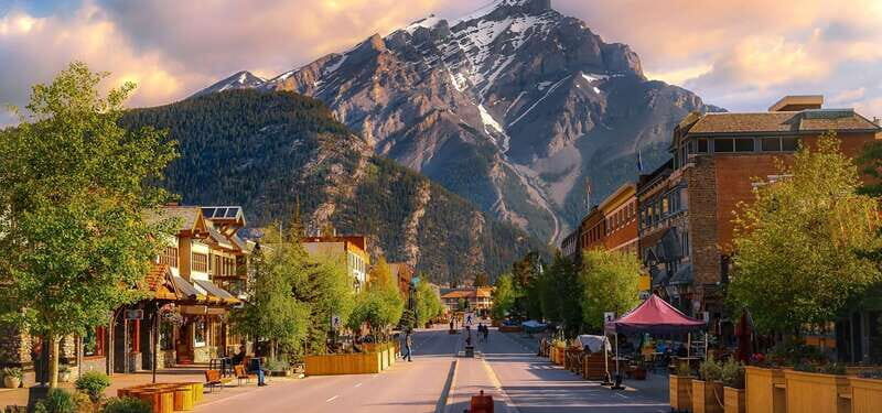 From Calgary: Private Lake Louise and Banff Day Trip - Key Points