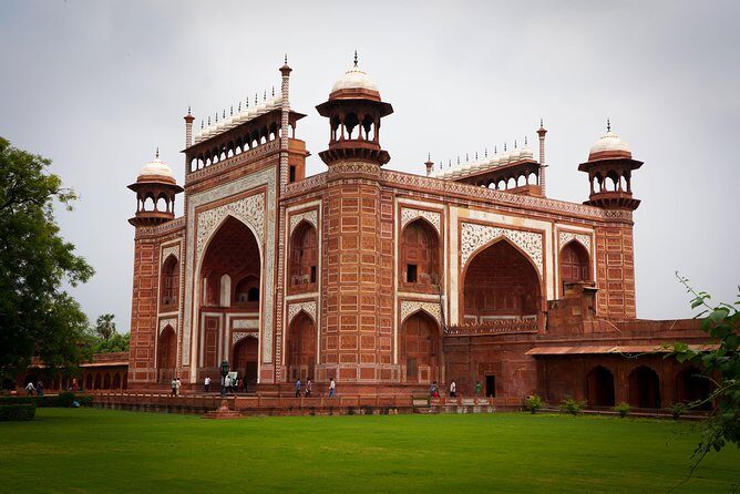 From Delhi: Private Day Trip to Taj Mahal With Car & Guide - Exploring the Taj Mahal in a Day: A Well-Organized Private Trip from Delhi