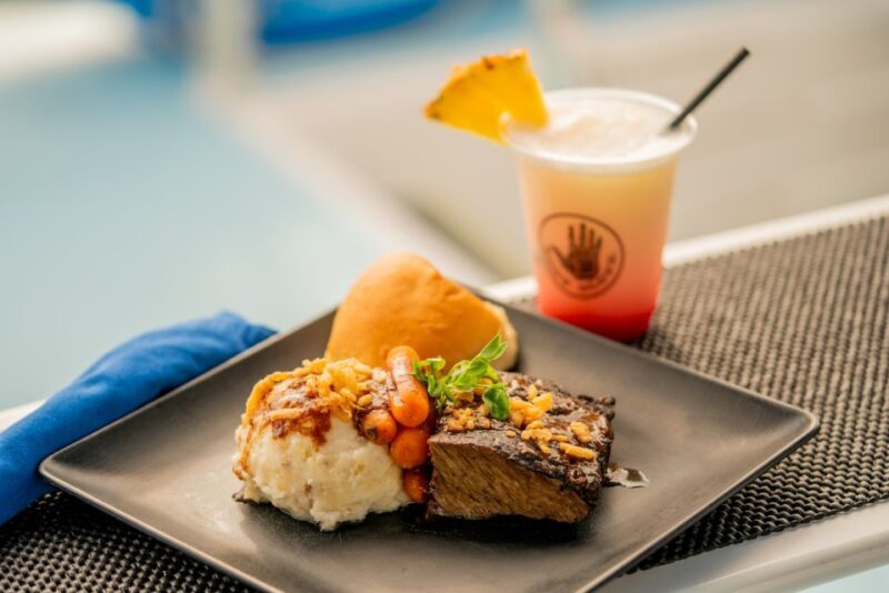 From Hawaii: Historical Dinner Cruise Tour to Kealakekua Bay - Entertainment and Atmosphere