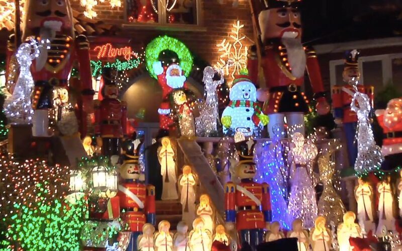 From Manhattan: Dyker Heights Holiday Bus Tour - Exploring the Tour Experience: What You Can Expect