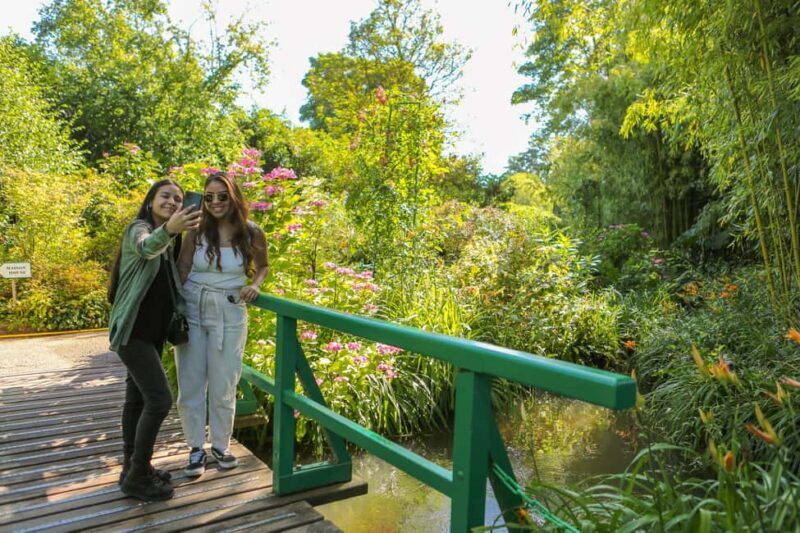 From Paris: Giverny Day Trip with Audio Guide or Live Guide - Key Points