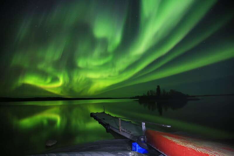 From Yellowknife: Northern Lights Bus Tour with Photos - Exploring the Experience in Detail