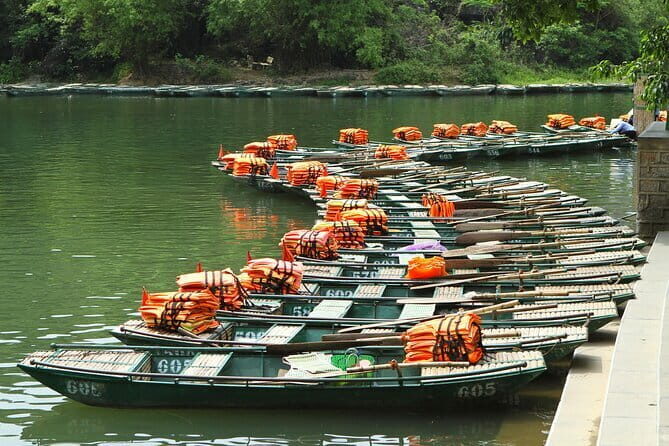 Full Day Guided Shared Tour in Hoa Lu, Trang An and Mua Cave - Key Points